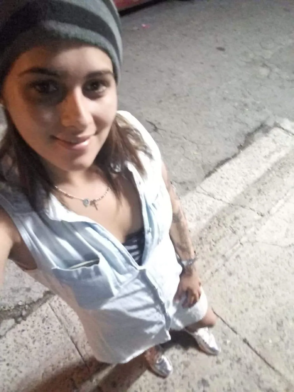 Al momento de su desaparición, Karina Ramos Rodríguez tenía 23 años de edad. La joven mide 5 pies y 2 pulgadas, ojos color avellana (hazel) y cabello castaño.