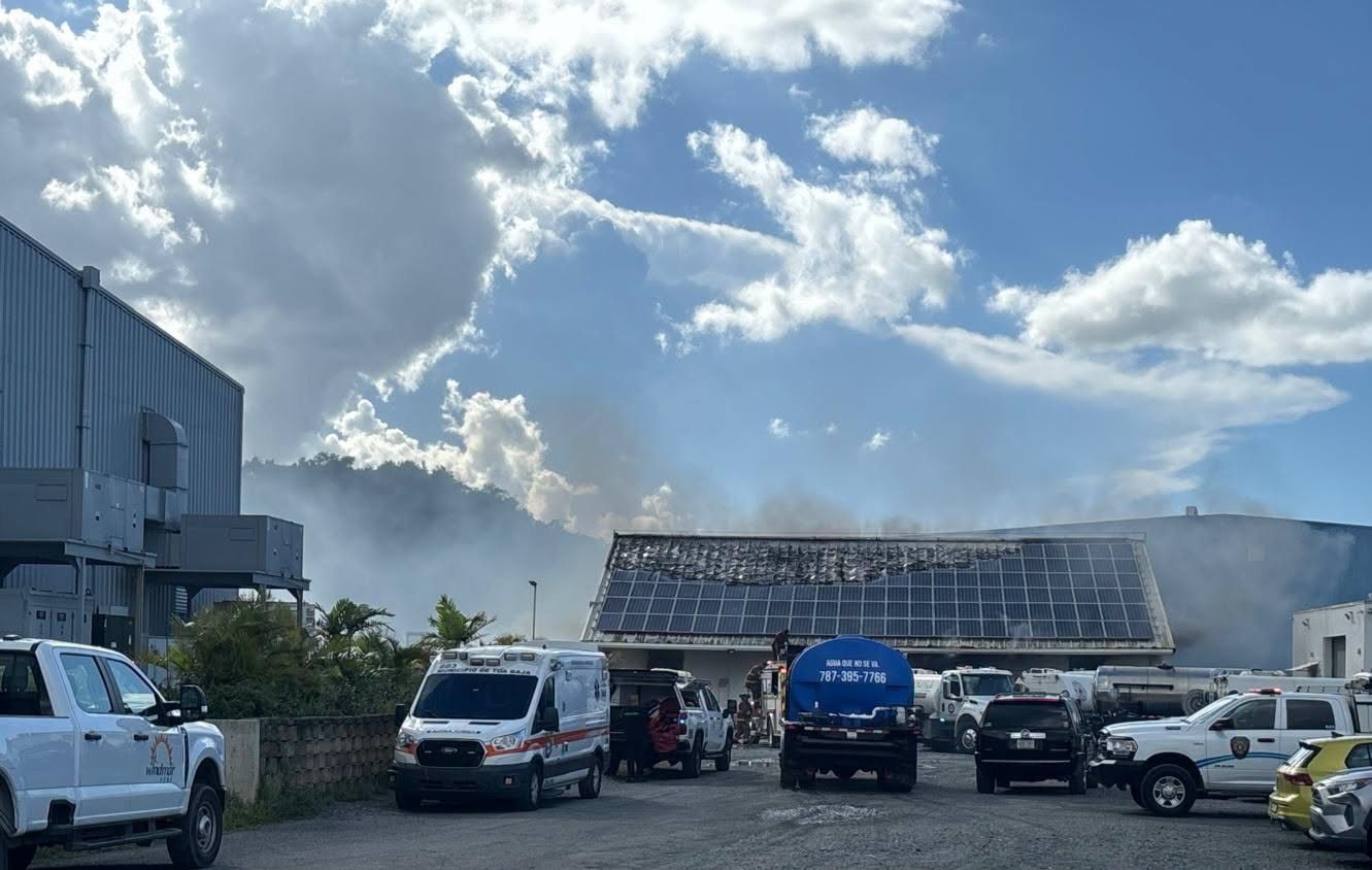 Estructura y paneles solares afectados por incendio
