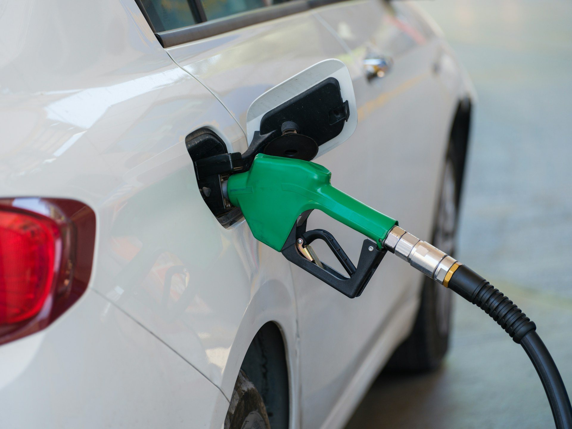 Según la Asociación Americana del Automóvil (AAA) y expertos en conducción, puedes ahorrar hasta un 20% en gasolina aplicando las siguientes prácticas
