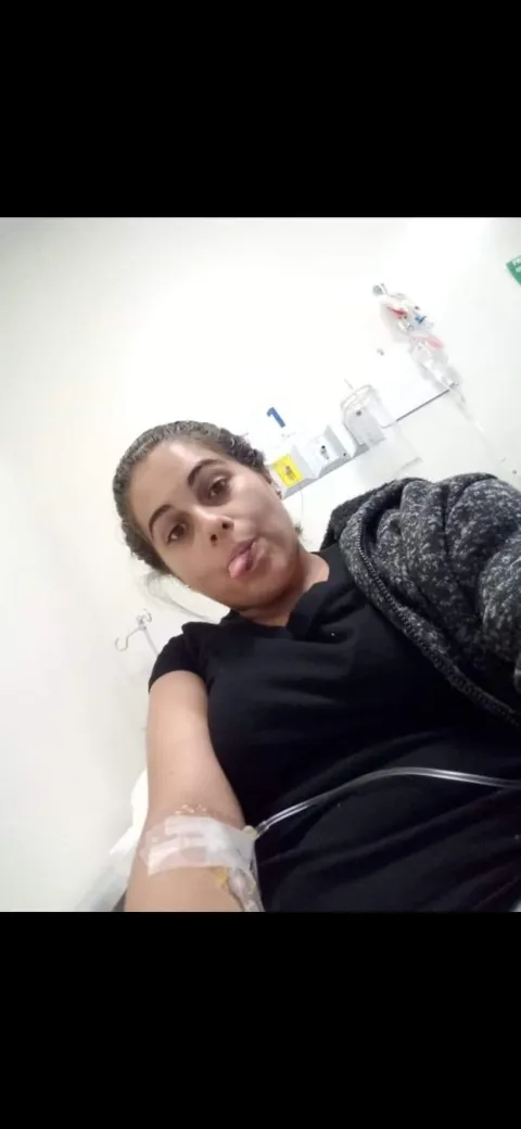 Karina tiene un tatuaje en el brazo izquierdo con dos huellas pequeñas de bebé y los nombres "Jansiel" y "Jeanel".