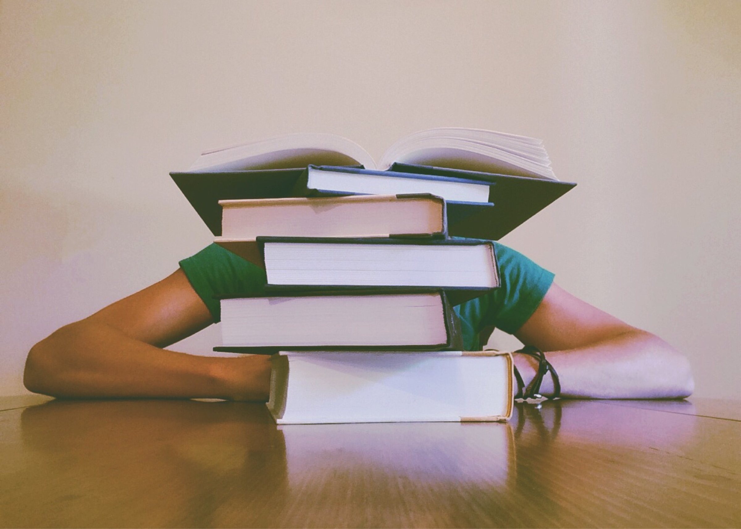 Abren convocatorias para becas a estudiantes en Administración de Empresas y disciplinas STEM