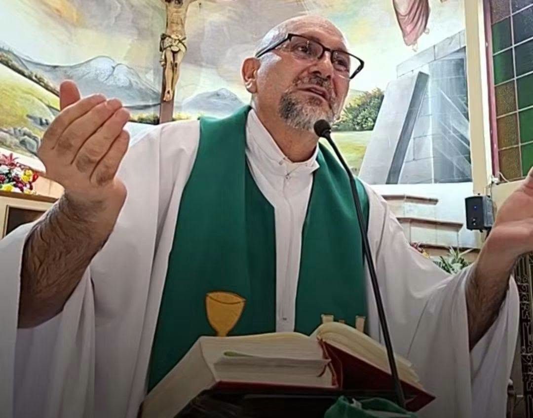 Tragedia en plena misa: muere sacerdote al caerle una cruz encima en Ecuador